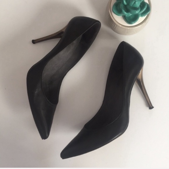 Stuart Weitzman pointed toe heel with heel accent - Picture 2 of 8